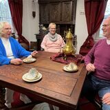 Die Vorstandsmitglieder des Historischen Vereins Holzwickede um (von links) Doris Zumbusch, Birgit Skupch und Andreas Heidemann können aufatmen: Es geht vorerst weiter mit der Alten Schmiede als Standort für das Dorfmuseum.
