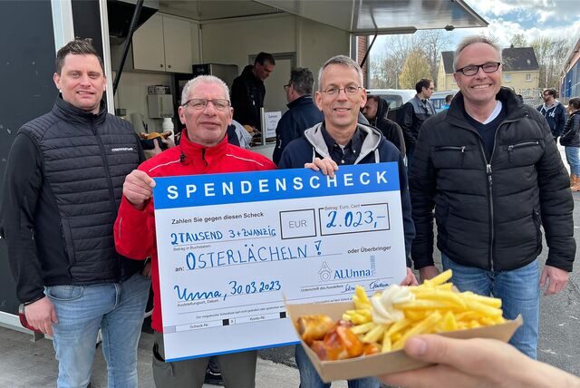 Currywurst für den guten Zweck: Lars und Theo Beiske (v. l.), Wolfgang Brettschneider vom Aluwerk und Meinolf Brinkmann freuen sich über eine gelungene Aktion zugunsten der Kinderkrebshilfe.