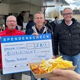 Currywurst für den guten Zweck: Lars und Theo Beiske (v. l.), Wolfgang Brettschneider vom Aluwerk und Meinolf Brinkmann freuen sich über eine gelungene Aktion zugunsten der Kinderkrebshilfe.