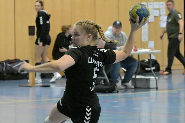 LSV-Spielerin Inga Wilberg wirft.