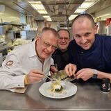 Muss bei der Eiersuche ganz schnell gefunden werden, weil es so frisch und „lecka“ ist: Das Ei Benedikt, eine Empfehlung zum Oster-Frühstück von Günther Overkamp und seinem Küchen-Team Angelo Troiano (r.) und Jan Urban. Hier in der DeLuxe-Version mit Trüffel.
