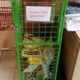 Diese grüne Box für Tierfutter- und Bedarfsspenden wurde in den fünf Jahren, in denen sie im Rewe stand, oft als Mülleimer missbraucht.