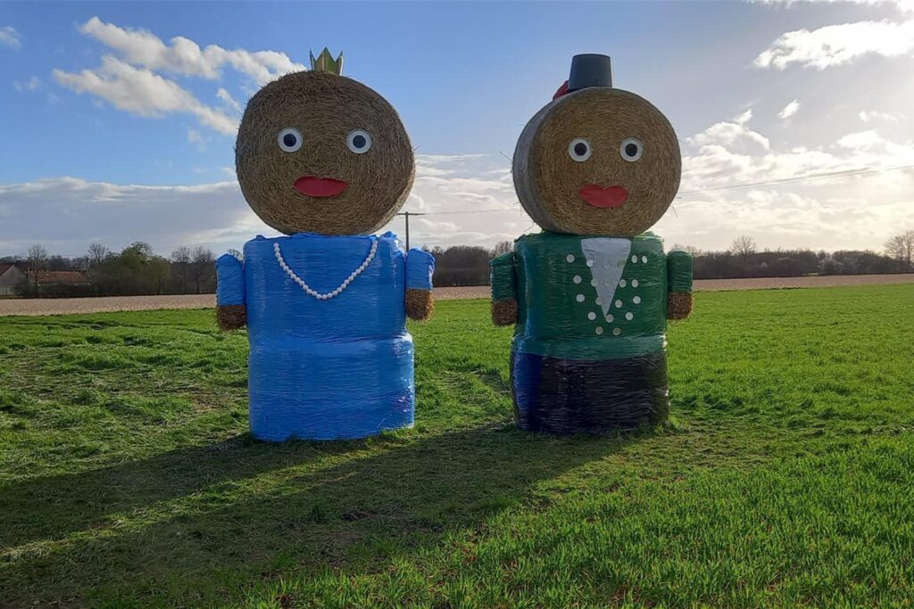 Die großen Strohpuppen am Cappenberger Damm tragen die Namen des ersten Schützenkönigspaars Paul und Maria. Die großen Strohpuppen am Cappenberger Damm tragen die Namen des ersten Schützenkönigspaars Paul und Maria.