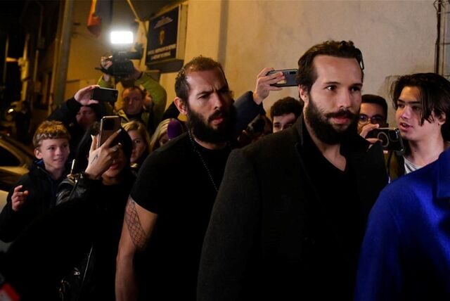 Der Influencer Andrew Tate (l) und sein Bruder Tristan wurden nach drei Monaten Untersuchungshaft in Bukarest aus dem Gefängnis entlassen.