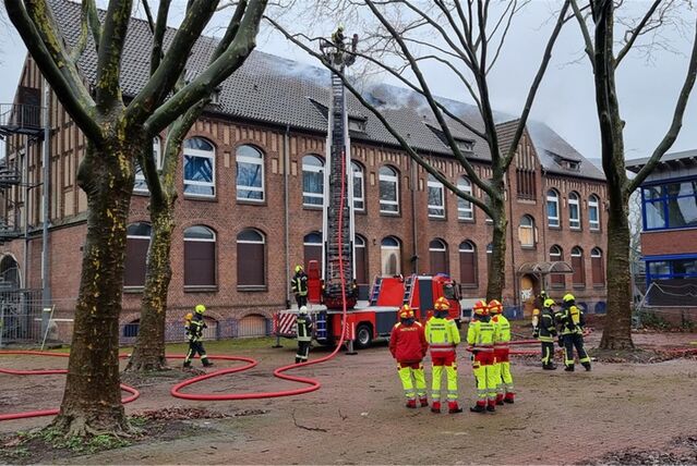 Die Feuerwehr Oberhausen ist wegen einem Feuer in einer ehemaligen Hauptschule im Einsatz.
