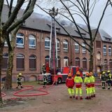 Die Feuerwehr Oberhausen ist wegen einem Feuer in einer ehemaligen Hauptschule im Einsatz.