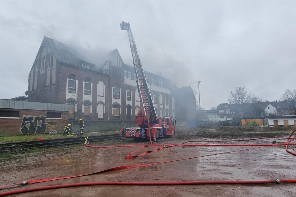 Die Feuerwehr Oberhausen bekämpft einen Brand an einer ehemaligen Schule.