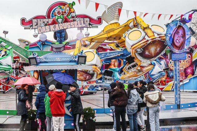 Trotz Regenwetter kamen viele Besucher zur Eröffnung der Osterkirmes Fredolino in Dortmund.