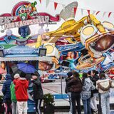 Trotz Regenwetter kamen viele Besucher zur Eröffnung der Osterkirmes Fredolino in Dortmund.