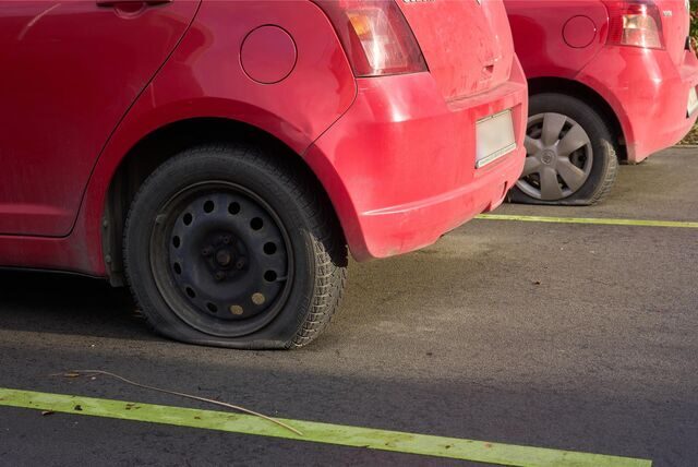 Autos mit platten Reifen.