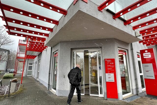Die Sparkassen-Filiale an der Hauptstraße in Langschede wurde 2022 zu einem SB-Standort heruntergefahren. Jetzt zieht sie um.