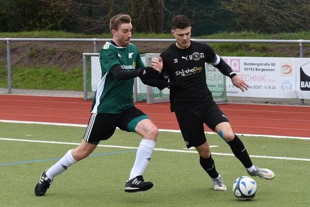 Wethmars Jonas Allefeld (r.) setzte sich gegen Christian Wegener (l.) und den SV Bausenhagen durch.