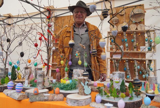 Ein Stand mit Deko-Artikeln beim Frühlingsmarkt.