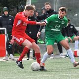 Calvin Höptner (l.) behielt mit dem Geisecker SV gegen die SG Massen um Jona Deifuß mit 2:0 die Oberhand.