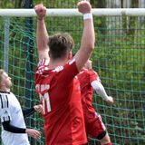VfB Lünens Fabian Schlein reißt jubelnd die Arme hoch.