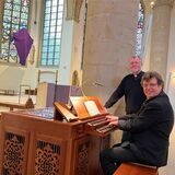 Noch ist der gekreuzigte Jesus verhüllt. Doch Pfarrer Jürgen Schäfer und Kantor Hans-Joachim Wensing bereiten schon ein musikalisch umfangreiches Osterfest vor. Dann wird auch das Tuch entfernt und die Kirche im Kerzenglanz erstrahlen.