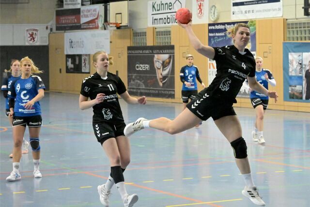 Anna Lieneke beim Sprungwurf.