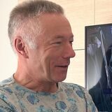 Patient Christian Schmidt geht es heute ausgezeichnet, wie man sieht. Er ist froh, dass Prof. Prof. Wolters (rechts) ihn mit dem Roboter DaVinci operiert hat. Am OP-Tisch neben ihm hatte Oberarzt Dr. Selami Usta (links) alles unter Kontrolle.