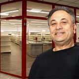 Fevzi Erdemli und der neue Lebensmittelmarkt im Rathaus-Center.