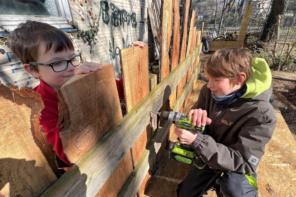 Nick und Mylo bauen das neue Zuschauerpodest der Honigdiebe. Nick und Mylo bauen das neue Zuschauerpodest der Honigdiebe.