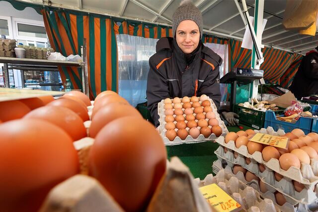 Auf dem Wochenmarkt werden am Markstand Wever frische, regionale Eier verkauft.