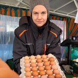 Auf dem Wochenmarkt werden am Markstand Wever frische, regionale Eier verkauft.