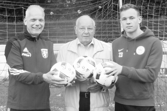 Das Bild zeigt Karl-Heinz Sommer mit Sohn Hans-Jürgen und Enkel Frederik im Stadion des Lüner SV.