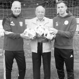 Das Bild zeigt Karl-Heinz Sommer mit Sohn Hans-Jürgen und Enkel Frederik im Stadion des Lüner SV.