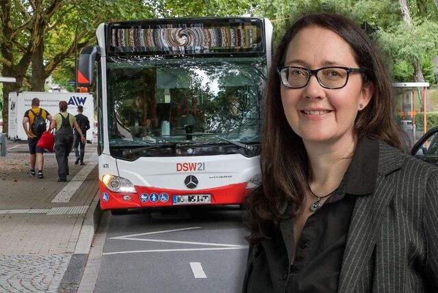 DSW21-Sprecherin Britta Heydenbluth vor einem Bus.