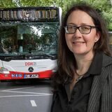 DSW21-Sprecherin Britta Heydenbluth vor einem Bus.