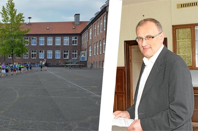 Erstklässler wandern in das Schulgebäude. Rechts: Helmut Sunderhaus.