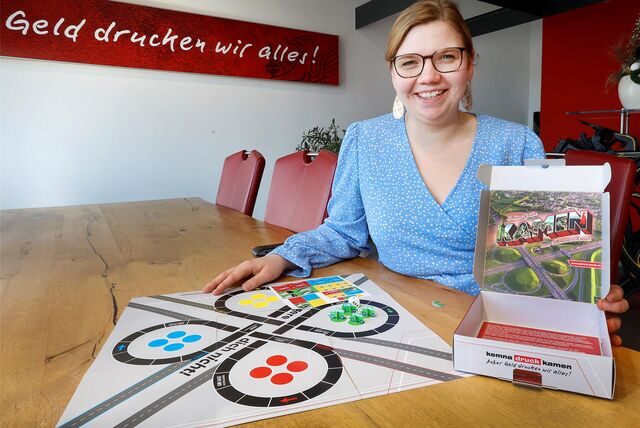 Friederike Heckmann, Geschäftsführerin von Kemna Druck, demonstriert das Kamener-Kreuz-Spiel.