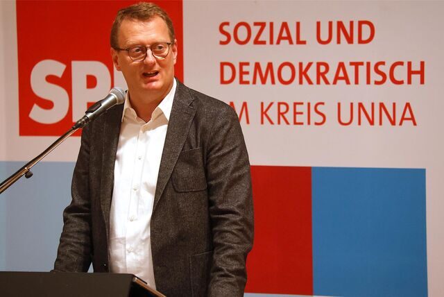 Oliver Kaczmarek hält eine Rede auf einem Unterbezirksparteitag der SPD im Kreis Unna.