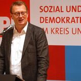 Oliver Kaczmarek hält eine Rede auf einem Unterbezirksparteitag der SPD im Kreis Unna.