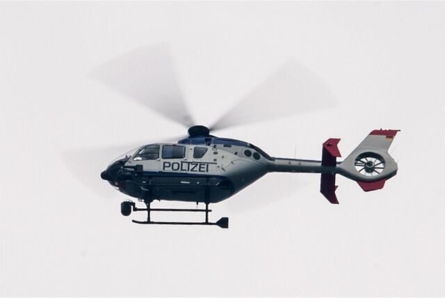 Sachsen, Limbach-Oberfrohna: Ein Polizeihubschrauber sucht über einem Waldstück bei Limbach-Oberfrohna mit einer Wärmebildkamera nach einem bewaffneten Mann.
