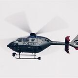 Sachsen, Limbach-Oberfrohna: Ein Polizeihubschrauber sucht über einem Waldstück bei Limbach-Oberfrohna mit einer Wärmebildkamera nach einem bewaffneten Mann.