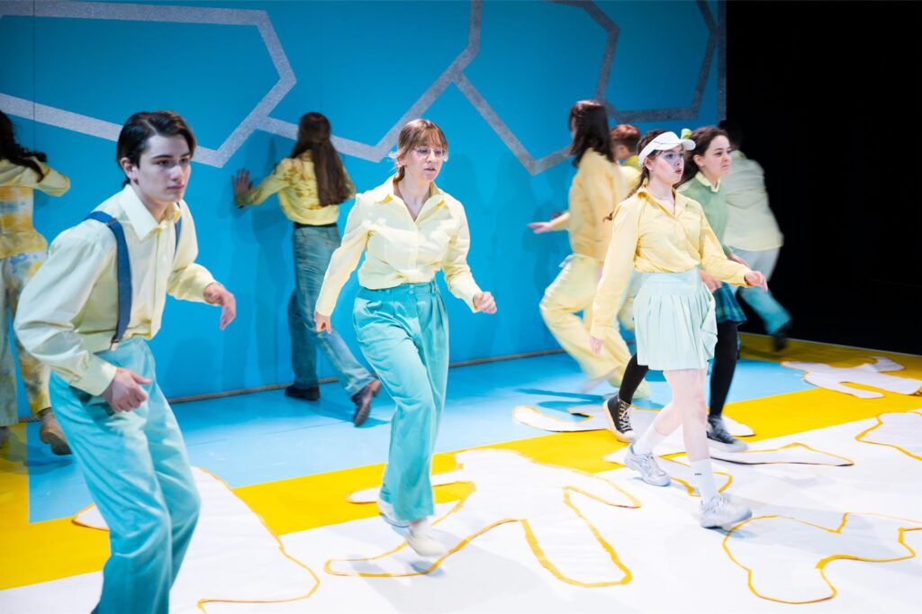 Eren Gulliermo Itgensoy, Elisa Grewe, Lena Grote und Gamze Demir in ihren Rollen beim Stück Eren Gulliermo Itgensoy, Elisa Grewe, Lena Grote und Gamze Demir in ihren Rollen beim Stück