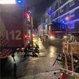 Zwei Feuerwehrautos stehen in einer Essener Straße, in der es zu einem Wohnungsbrand gekommen ist.