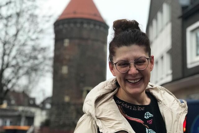 Jana Crämer steht vor dem Siebenteufelsturm in Haltern.