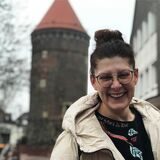 Jana Crämer steht vor dem Siebenteufelsturm in Haltern.