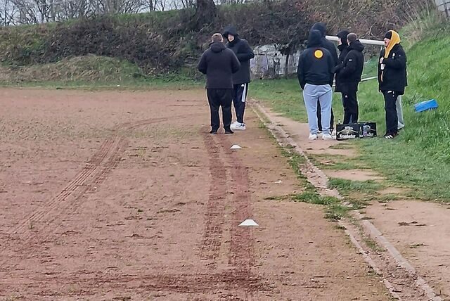 Der Platz in Fröndenberg-Hohenheide war nicht abgekreidet. Es mussten wie bei einem Juniorenspiel Hilfsmarkierungen in Form von Kunststoffhütchen herhalten.