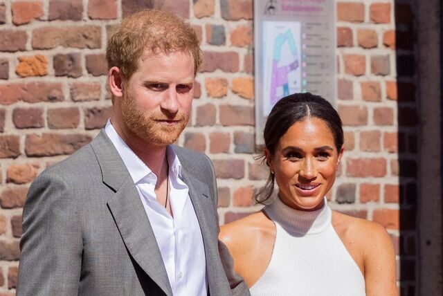 Der britische Prinz Harry, Herzog von Sussex, und seine Frau Meghan, Herzogin von Sussex, kommen aus dem Rathaus.
