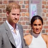 Der britische Prinz Harry, Herzog von Sussex, und seine Frau Meghan, Herzogin von Sussex, kommen aus dem Rathaus.