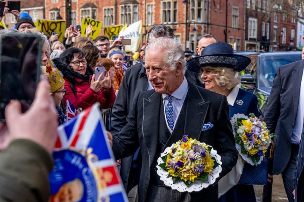 König Charles III. (M) und Königsgemahlin Camilla (Mitte r), treffen während des königlichen Gründonnerstagsgottesdienst im York Minster auf die Öffentlichkeit. König Charles III. (M) und Königsgemahlin Camilla (Mitte r), treffen während des königlichen Gründonnerstagsgottesdienst im York Minster auf die Öffentlichkeit.