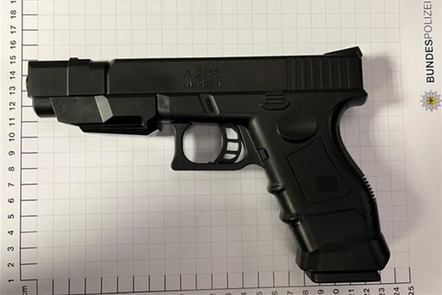 Weil ein Mann diese täuschend echt aussehende Waffe auf einen Begleiter richtete, alarmierten Passanten die Bundespolizei.