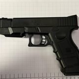 Weil ein Mann diese täuschend echt aussehende Waffe auf einen Begleiter richtete, alarmierten Passanten die Bundespolizei.