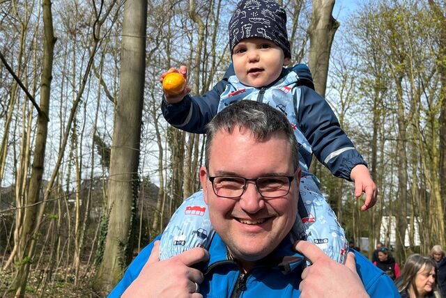 Der kleine Jannik freute sich über sein gefundenes Osterei im Lüffe-Park.