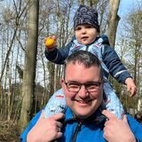 Der kleine Jannik freute sich über sein gefundenes Osterei im Lüffe-Park.