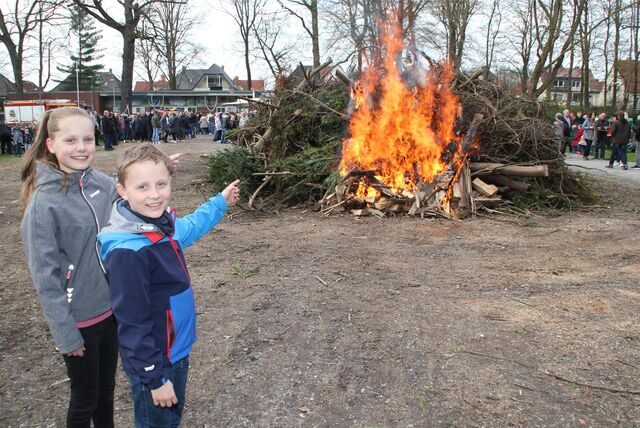 Auch Johanna und Simon Rossbach fanden das Osterfeuer im Volkspark Brambauer echt spitze.