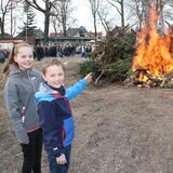 Auch Johanna und Simon Rossbach fanden das Osterfeuer im Volkspark Brambauer echt spitze.